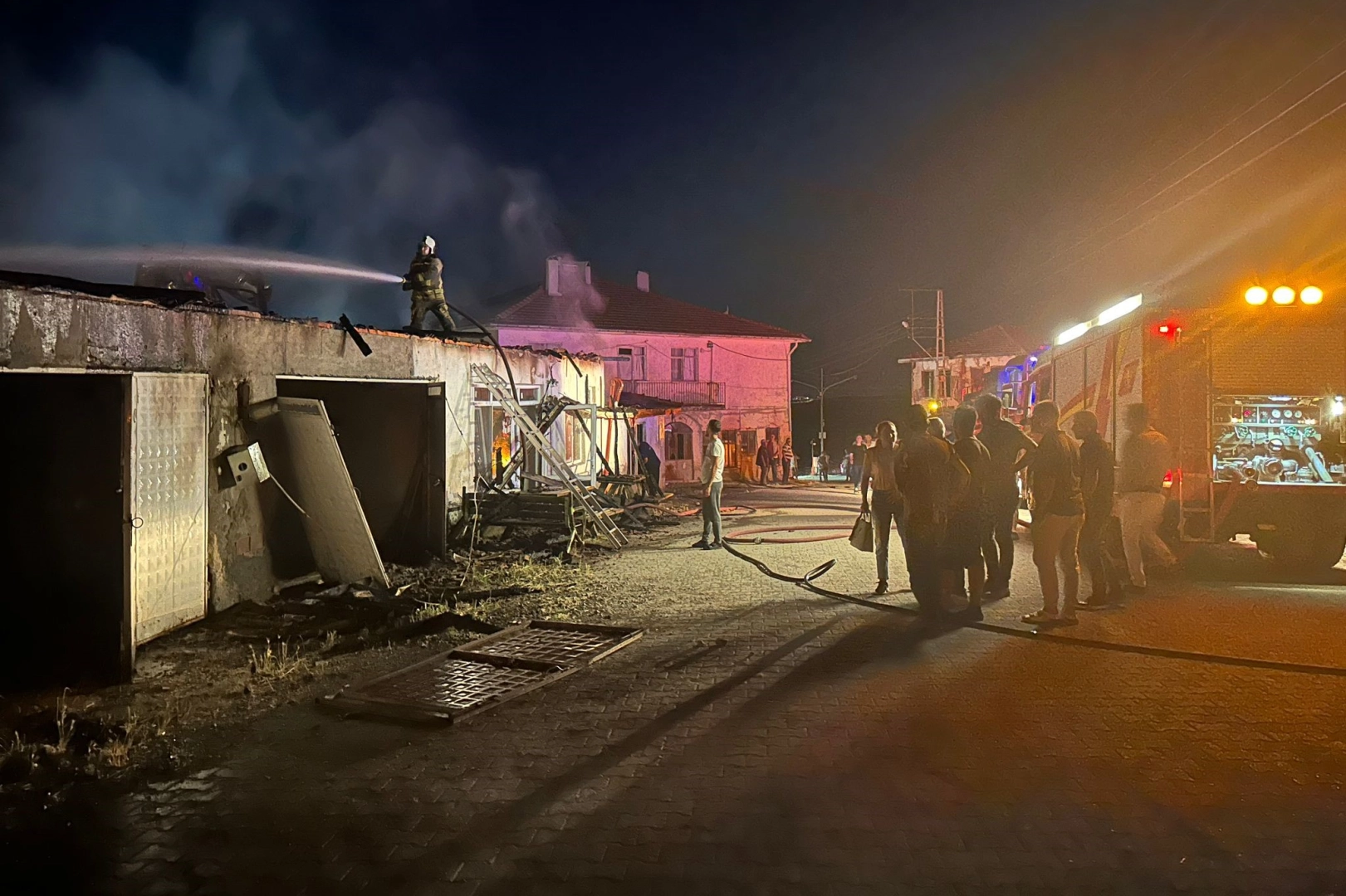 Ankara'daki yangın yerleşim yerine sıçradı  haberinin görseli
