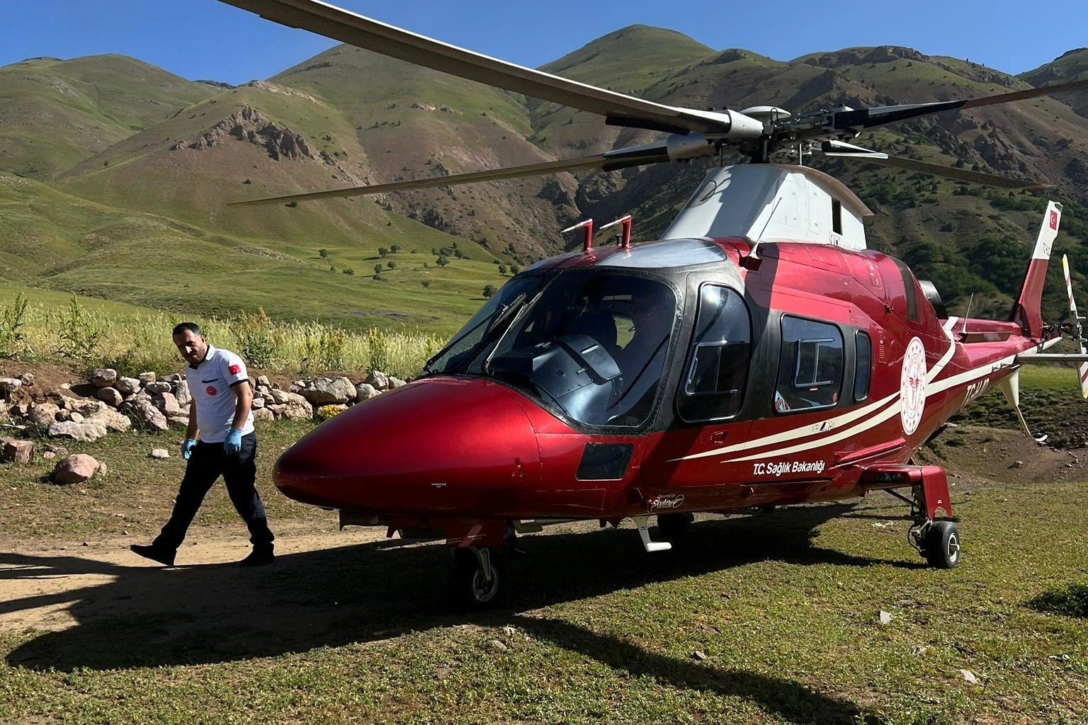 Arı sokması sonucu alerjik reaksiyon geçiren vatandaş ambulans helikopterle hastaneye sevk edildi