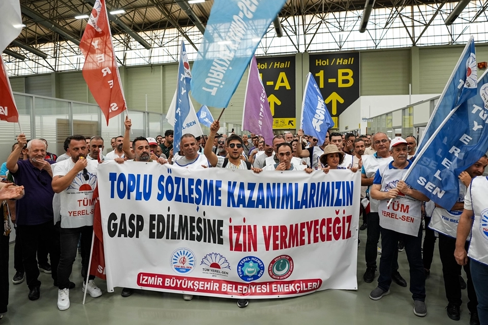 İzmir Büyükşehir Belediyesi memurlarının eylemleri sürüyor