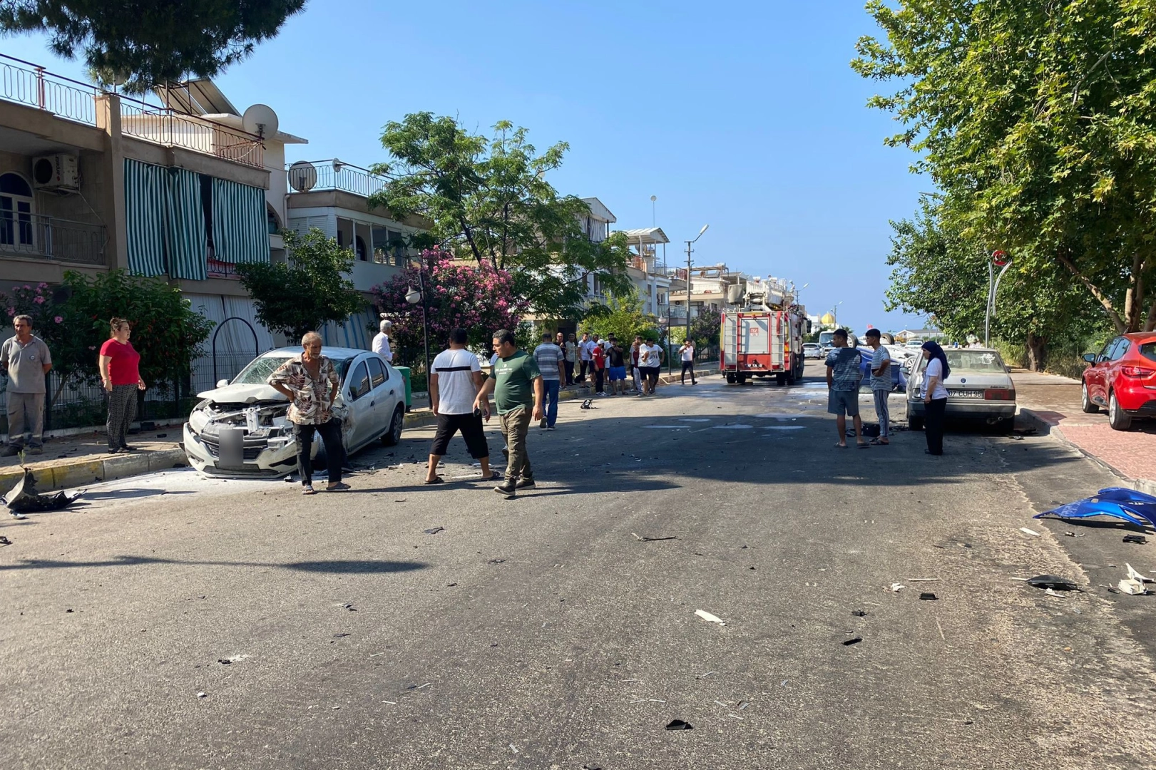 Antalya’da takla atan otomobil park halindeki araçlara çarptı