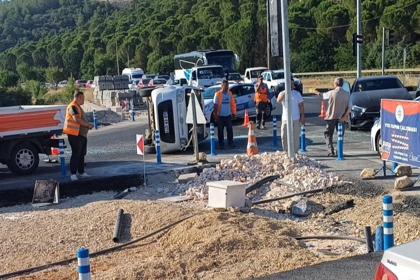 Muğla’da trafik kazası: Otomobil yan yattı