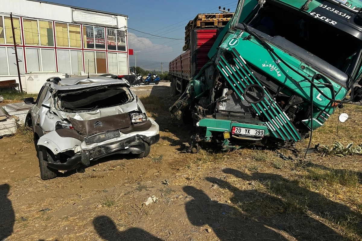 Aydın Kuyucak'ta kaza: Tır otomobile çarptı haberinin görseli