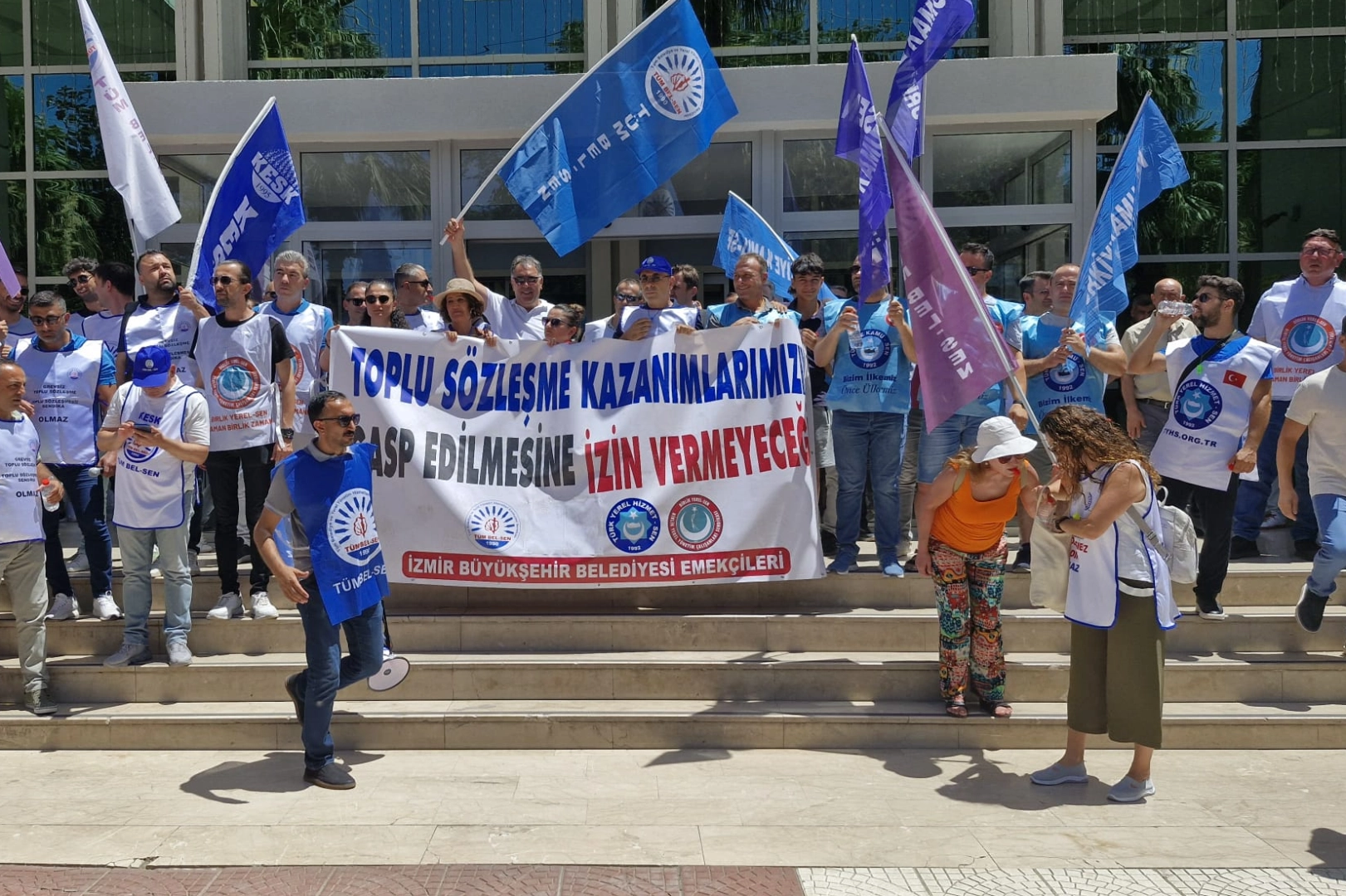 İzmir'de memurların eylemi sürüyor