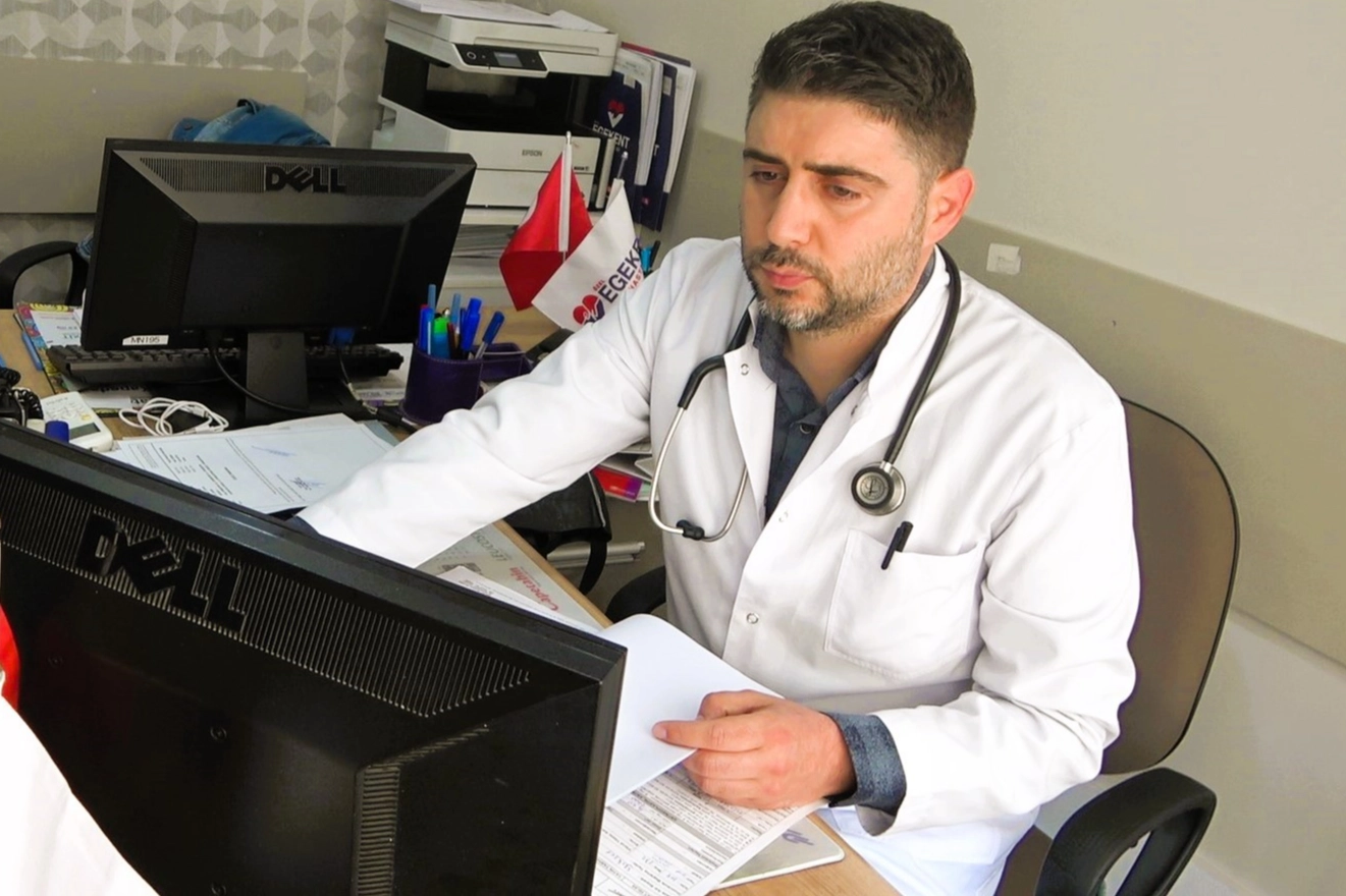 Tıbbi Onkoloji Uzmanı Dr. Nail Özhan: 4. evre kanser hastaları da bir gün gelecek ki vereceğimiz tedavilerle kronik bir hastalık gibi rahatsızlık tam bitmese bile bununla birlikte yaşayabilecekler haberinin görseli