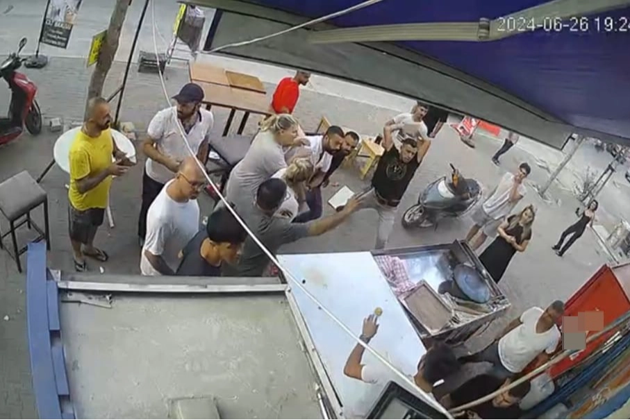 Adana'da iş yerine taşlar ve sopalarla saldırdılar haberinin görseli