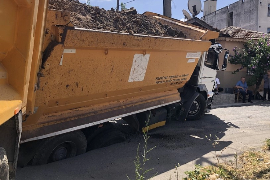 Asfalt yol çöktü, kamyon çukura saplandı haberinin görseli