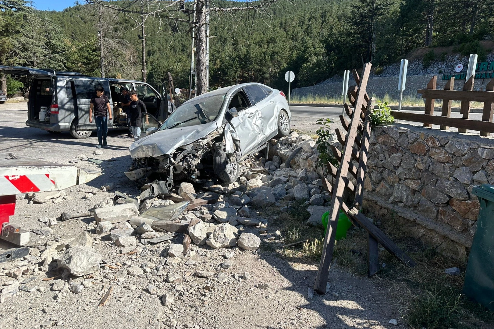 Afyonkarahisar’da kaza: Otomobil dinlenme tesisinin duvarına çarptı