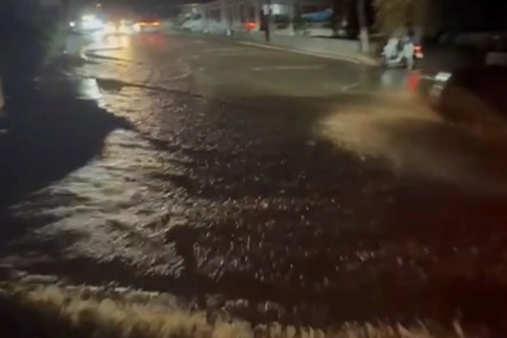 Bodrum'da ana su isale hattının patlamasıyla yol çöktü