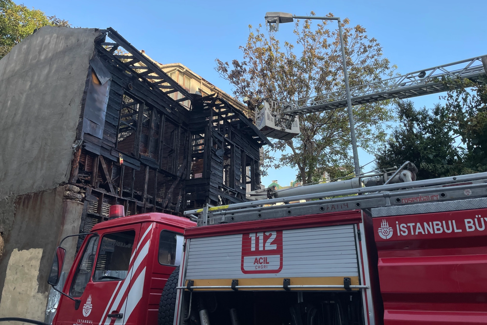 İstanbul'da metruk bina küle döndü haberinin görseli