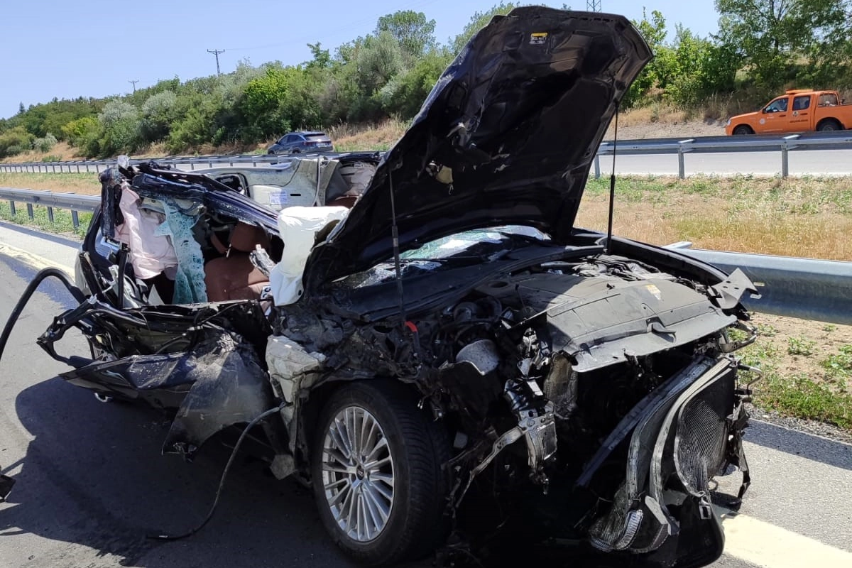 Kırklareli'nde tıra çarpan otomobil hurdaya döndü haberinin görseli
