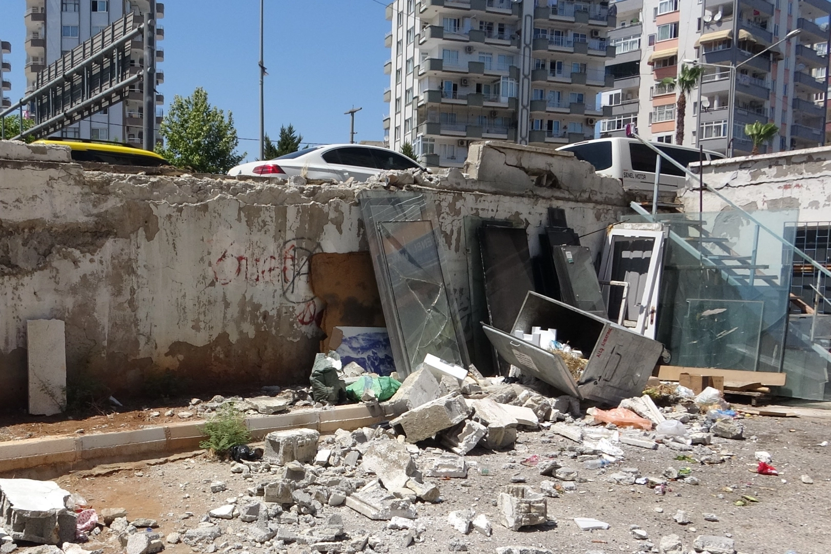 Mersin’de kaza: Yol kenarında yürüyen kız neye uğradığını şaşırdı