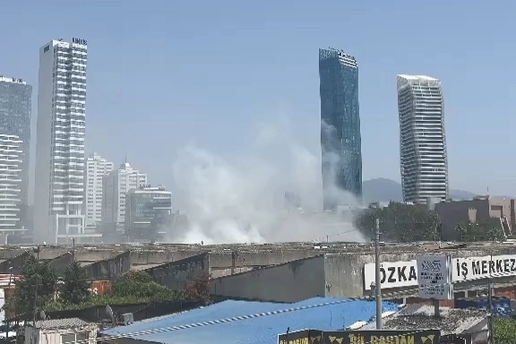 İzmir'de yangın: Bayraklı duman altında kaldı