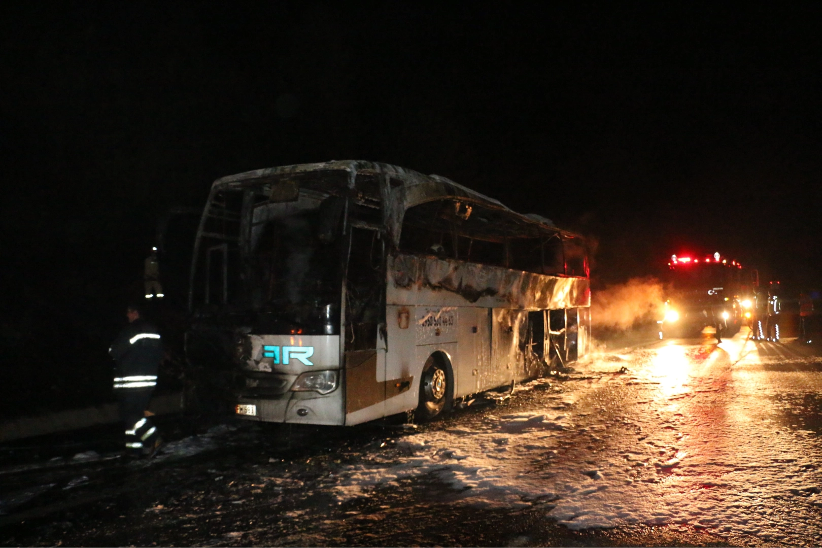 Adana'da yolcu otobüsü alev alev yandı haberinin görseli