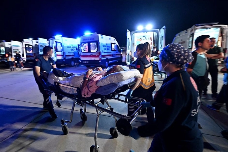 Hac ibadeti sırasında hastalanan 13 kişi Türkiye'ye getirildi haberinin görseli