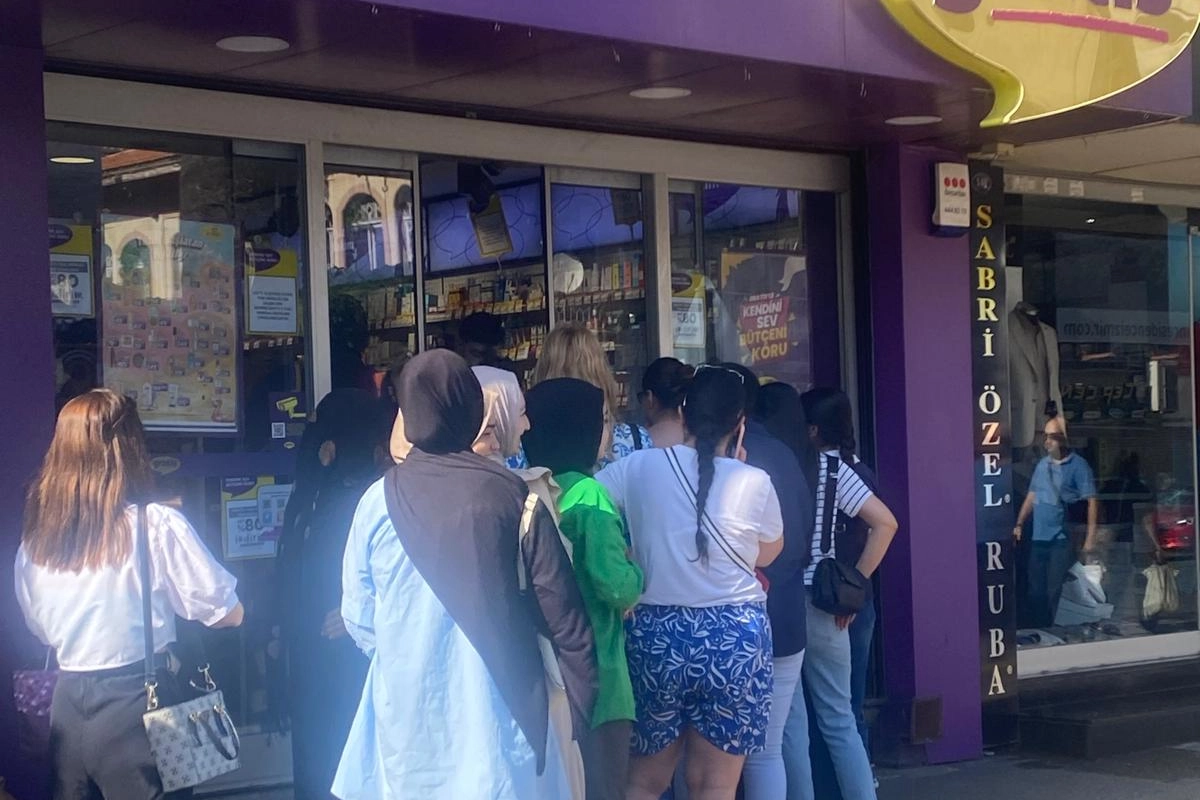 İzmir’de Gratis önünde uzun kuyruklar oluştu! Gratis’te ne var? haberinin görseli