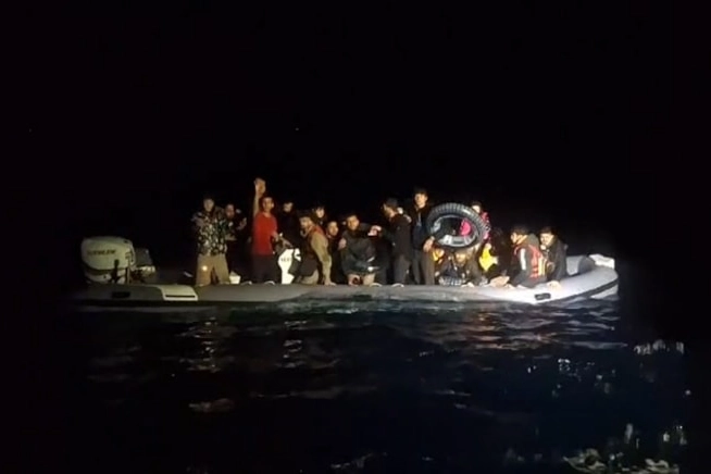 İzmir haber: 12 düzensiz göçmen kurtarıldı 59 göçmen yakalandı haberinin görseli