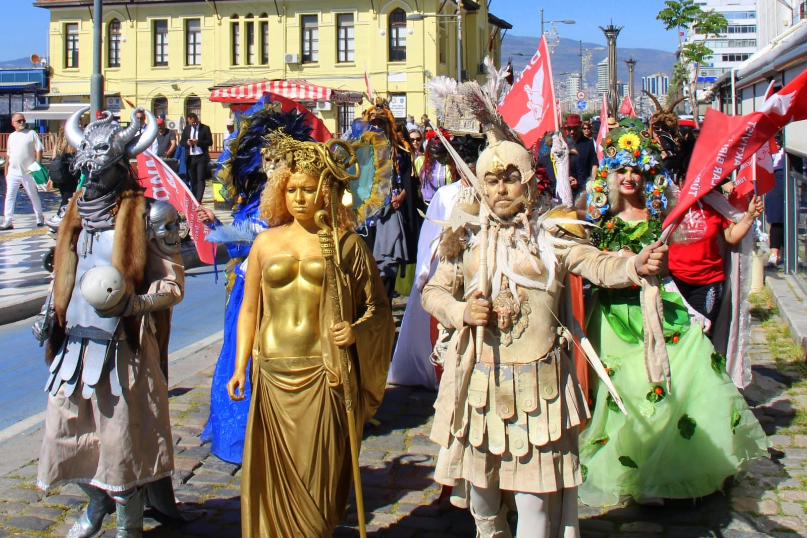 İzmirli sokak sanatçılarından sanat buluşması: Paranın geçmediği kamp