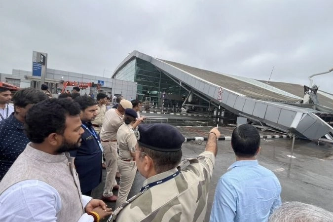 Hindistan’da şiddetli yağış sebebiyle havalimanının çatısı çöktü haberinin görseli
