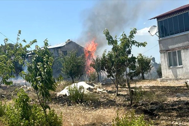 Mersin'de evde çıkan yangın geniş alana yayıldı