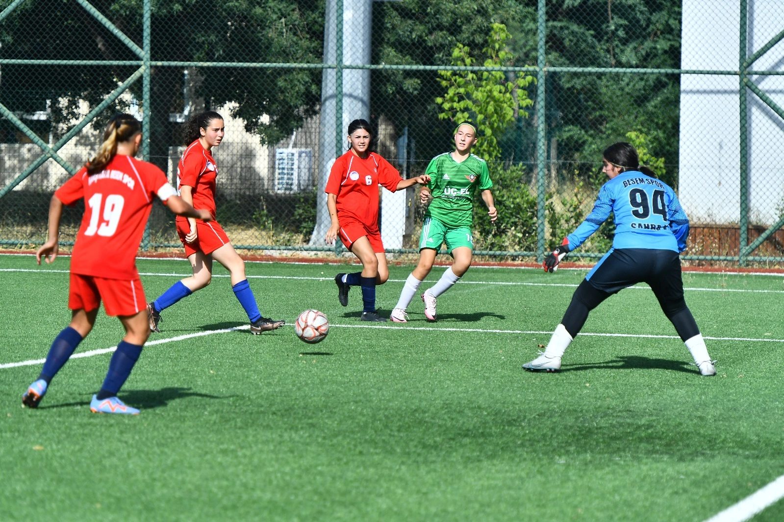U13-U15 Kız Futbol Ligi'nde ilk düdük çaldı haberinin görseli