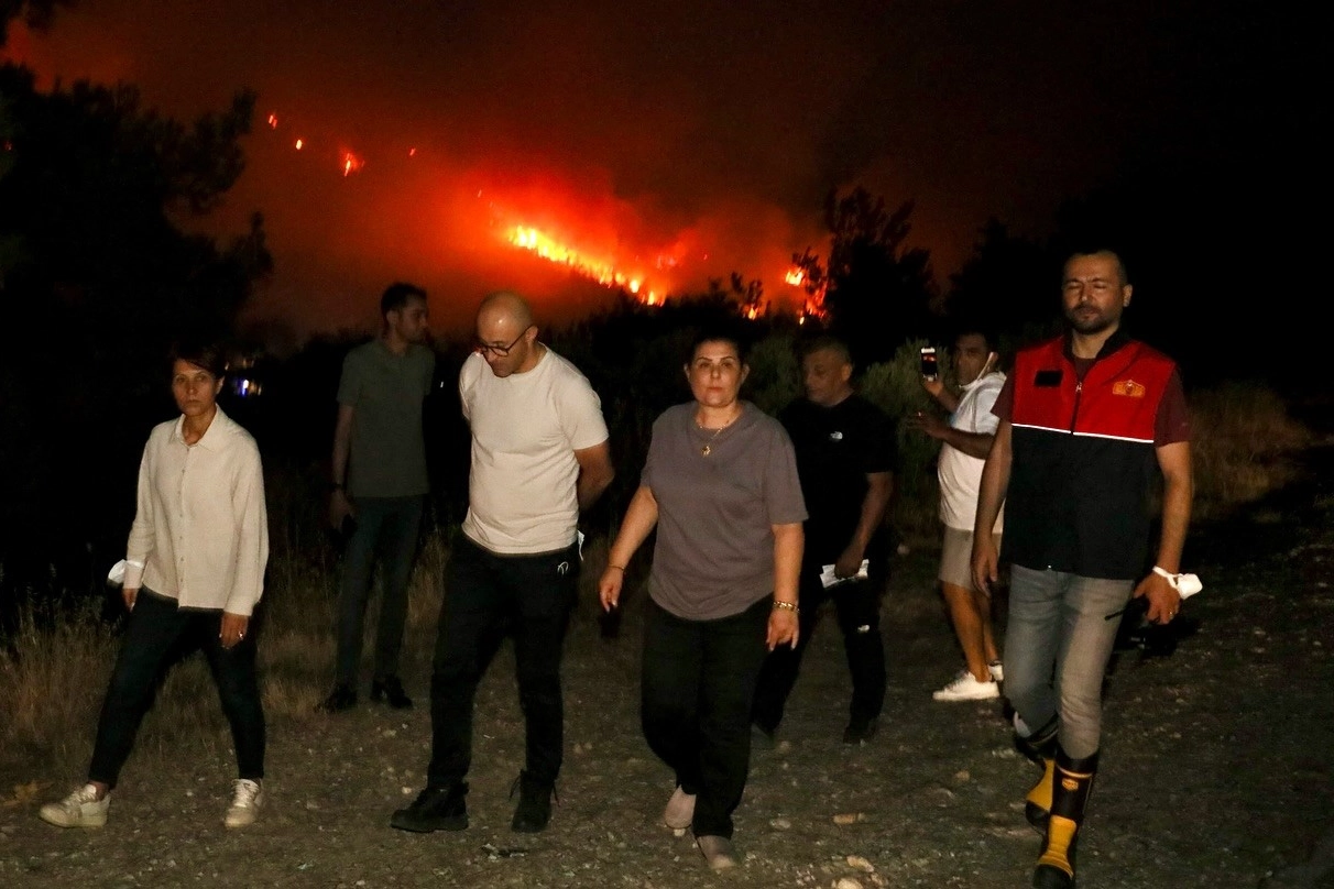 Başkan Çerçioğlu, yangın bölgesinde çalışmaları yakından takip etti haberinin görseli