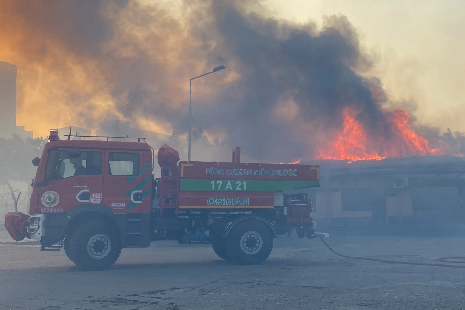 Çanakkale'deki yangında alevler çimento fabrikası liman tesislerine ulaştı haberinin görseli
