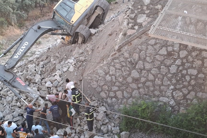 Hatay'da toprak altında kalan iş makinası operatörü kurtarıldı haberinin görseli