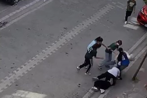 İstanbul'da kadınlar arasında taşlı sopalı kavga haberinin görseli