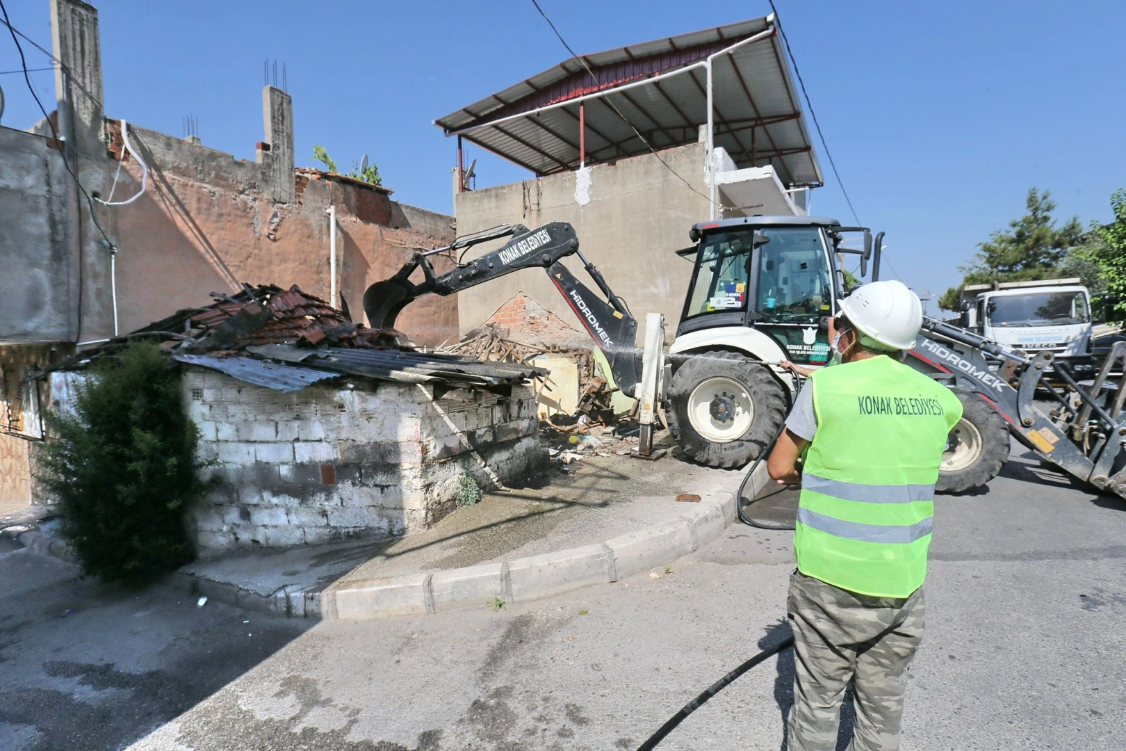 Konak’ta tehlike saçan metruk binalar yıkılıyor