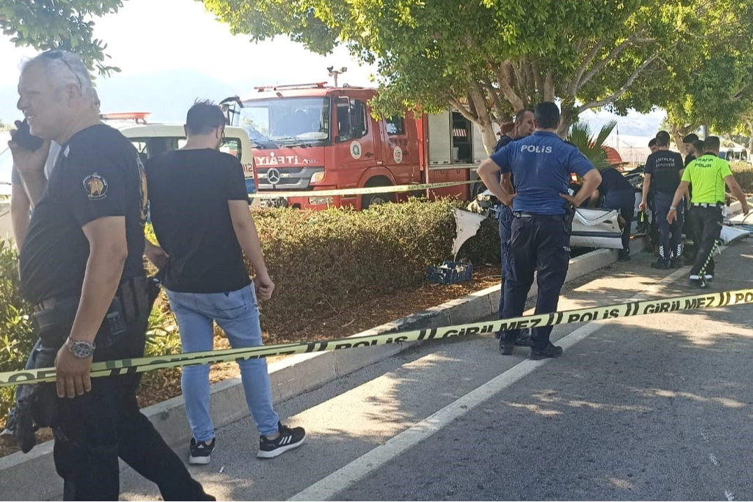 Antalya'da kaza: Kumluca'da kontrolden çıkan otomobil ağaca çarptı haberinin görseli