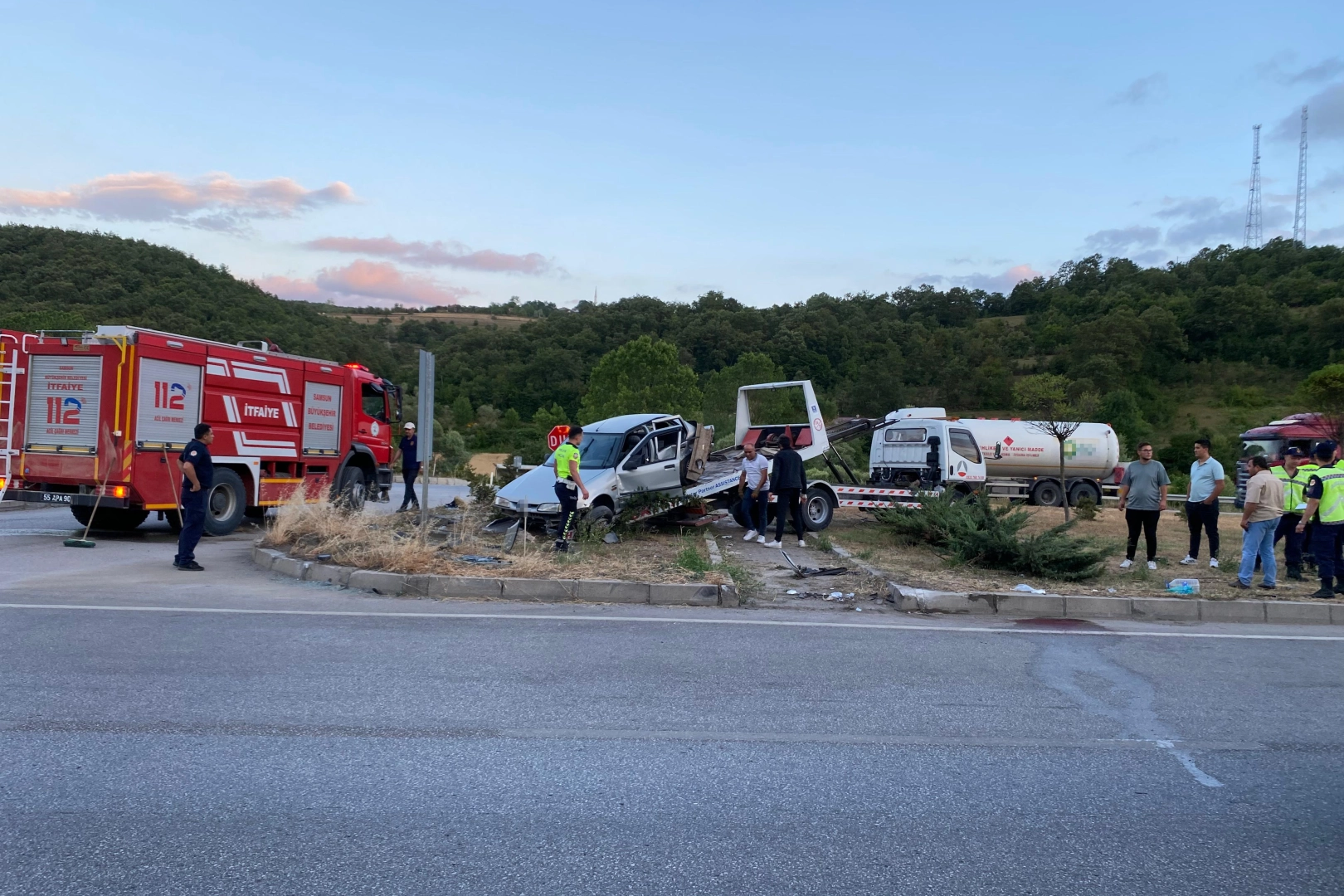 Samsun'da kaza: 2 otomobilin çarpışmasıyla 3'ü çocuk 9 kişi yaralandı haberinin görseli