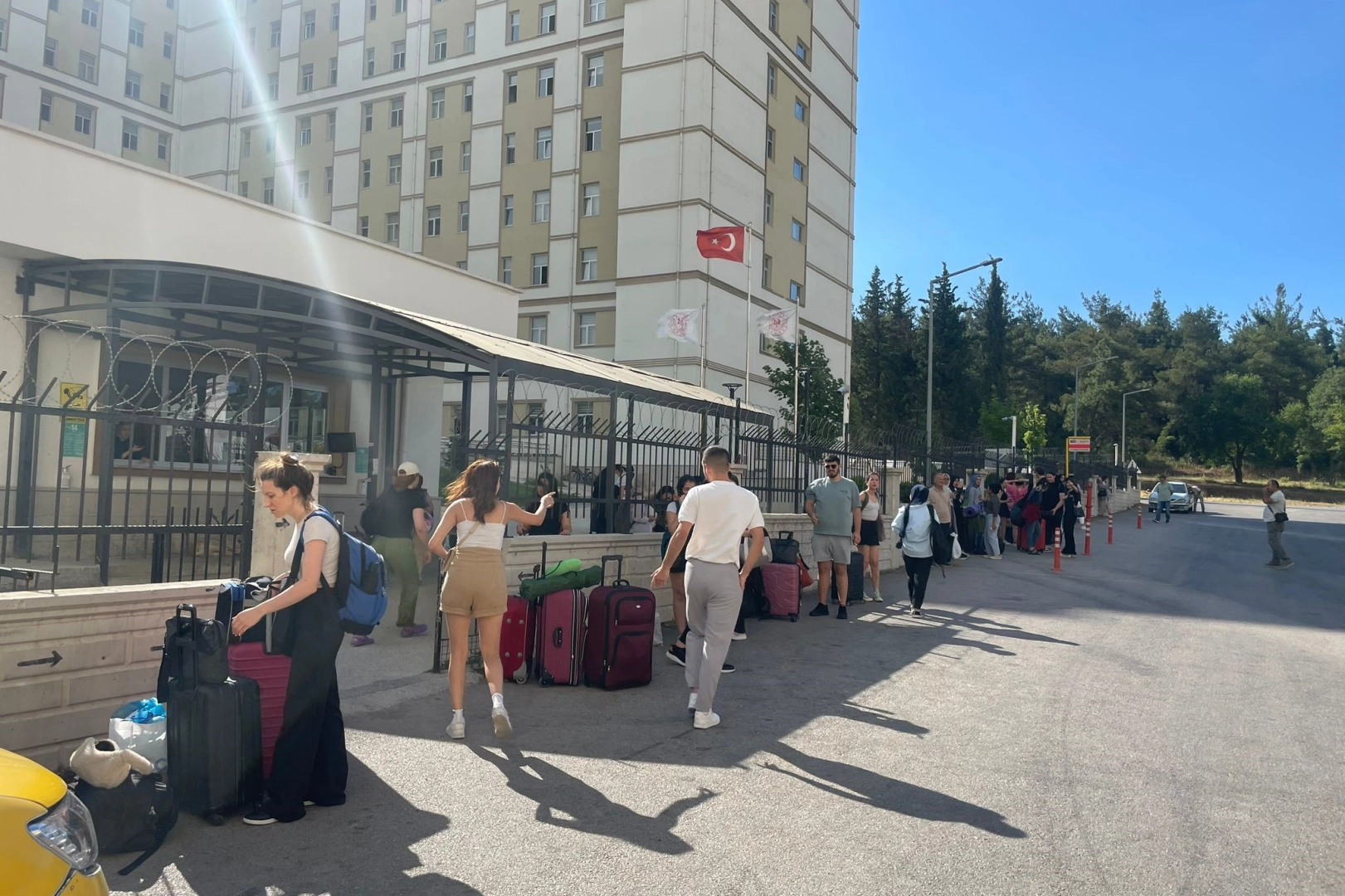 Bursa Uludağ Üniversitesi’ndeki yangın devam ediyor: Öğrenci yurdu boşaltıldı haberinin görseli