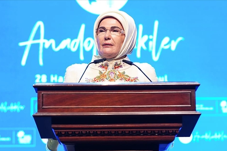 Emine Erdoğan: Bir çocuğun yüreğine dokunan sevgi onun geleceğine açılan kapıdır haberinin görseli