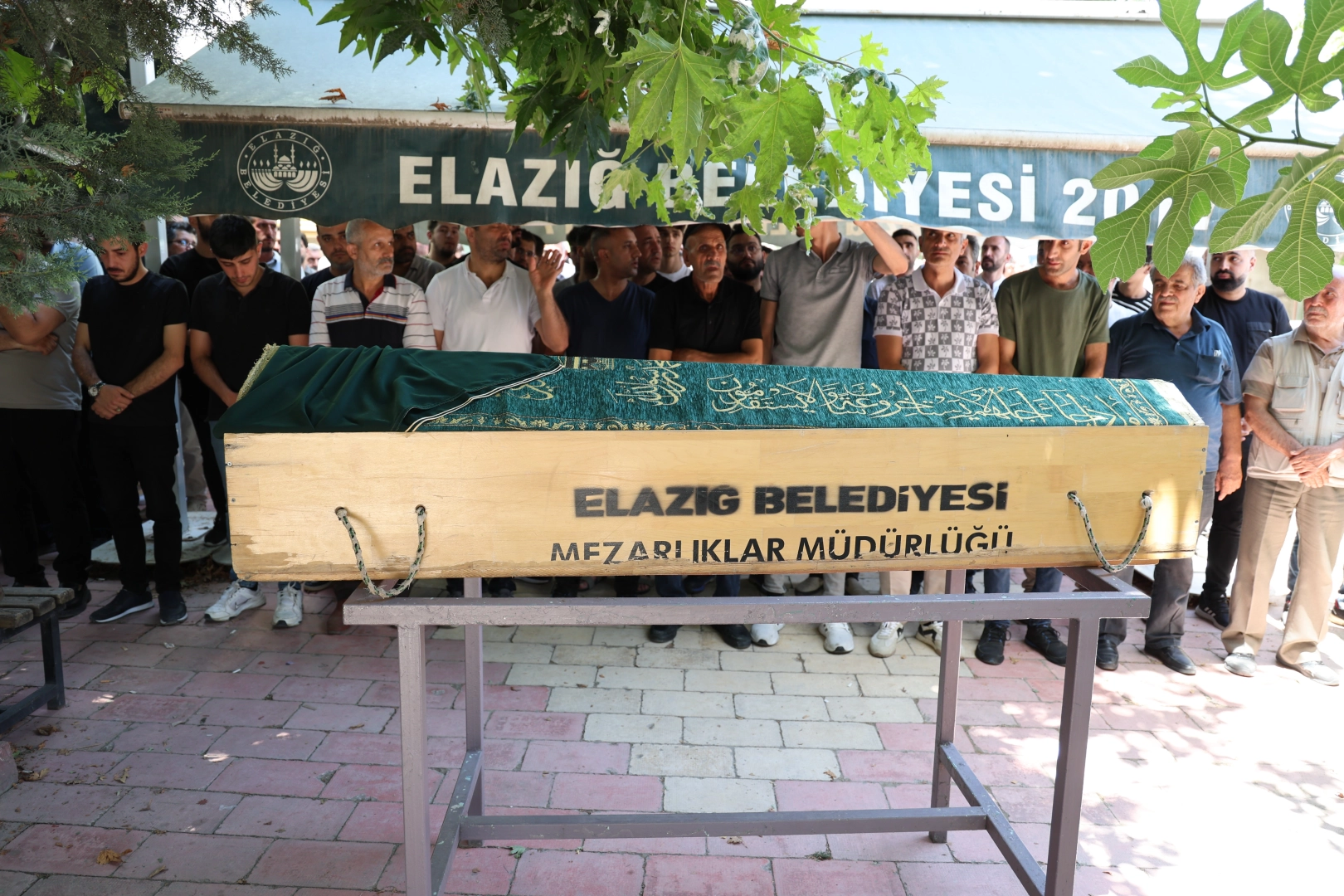 İsteme günü kalp krizi geçirmişti... Son yolculuğuna uğurlandı haberinin görseli