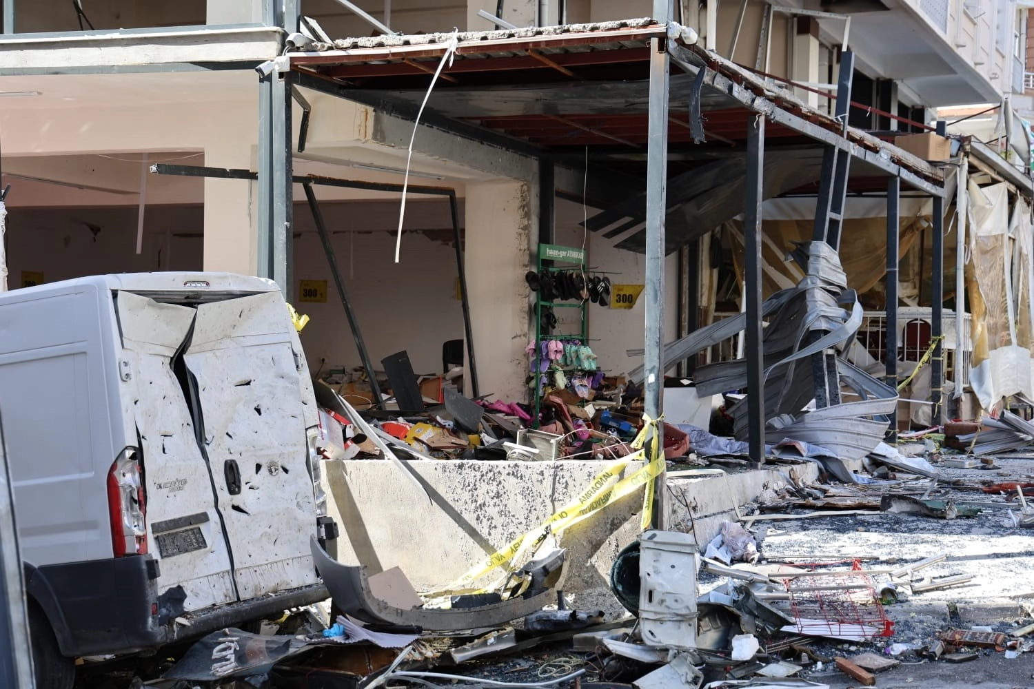 İzmir'deki patlamada yeni gelişme: Tüpü değiştiren kişiye gözaltı! haberinin görseli