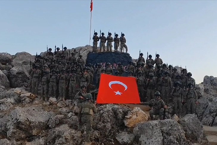 Komandolar Kara Kuvvetleri Komutanlığının kuruluş yıl dönümünde koştu haberinin görseli