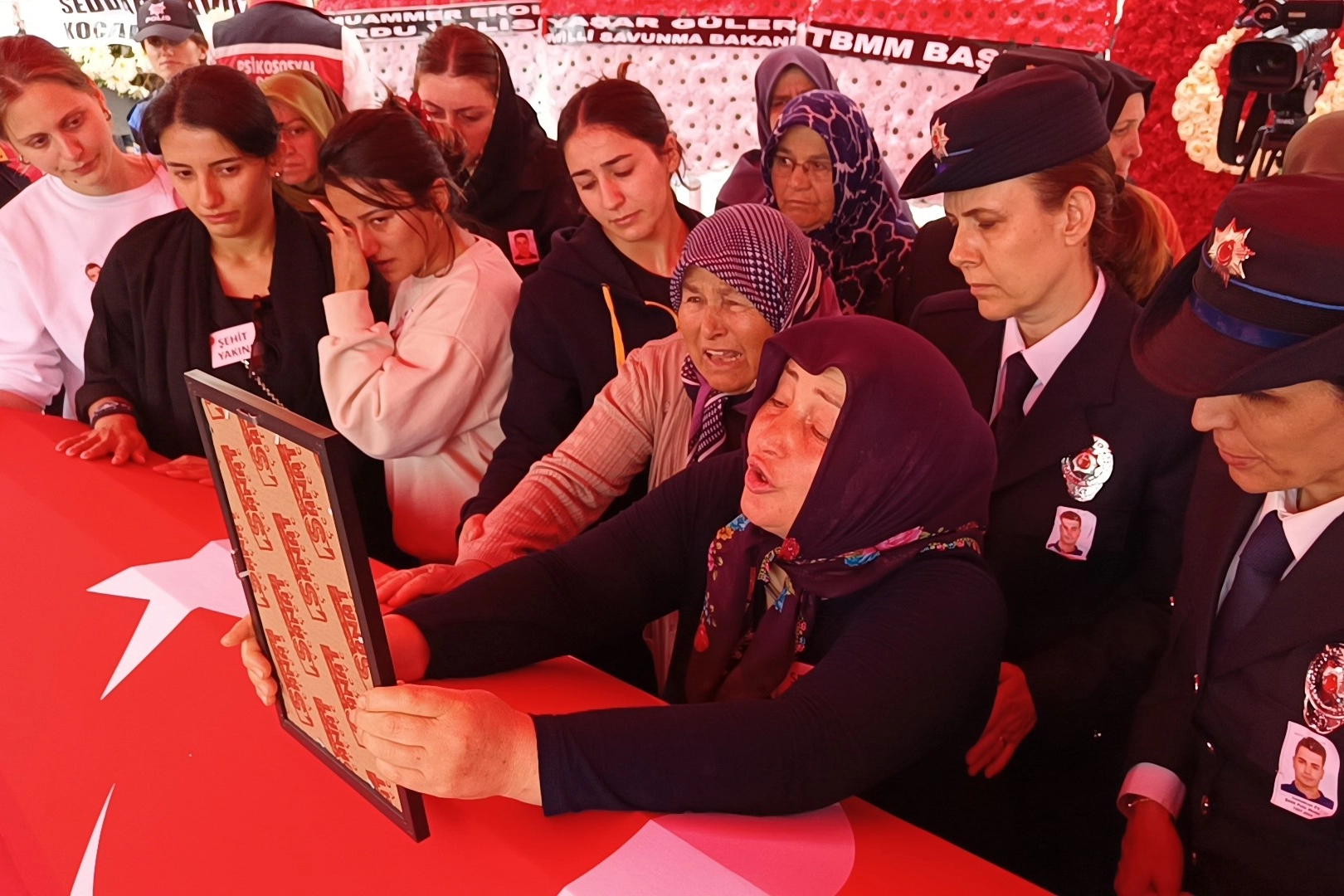 O görevini yaptı sıra bizlerde: Şehit Cemalcan Ev son yolculuğuna uğurlandı haberinin görseli