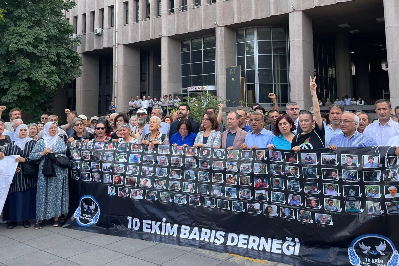 Gar davasında çıkan karara hayatını kaybedenlerin ailelerinden açıklama haberinin görseli
