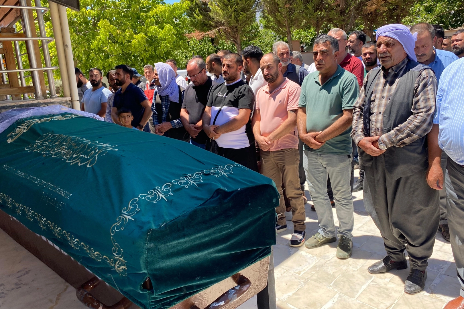 İzmir'deki patlamada hayatını kaybedenler son yolculuğuna uğurlandı haberinin görseli