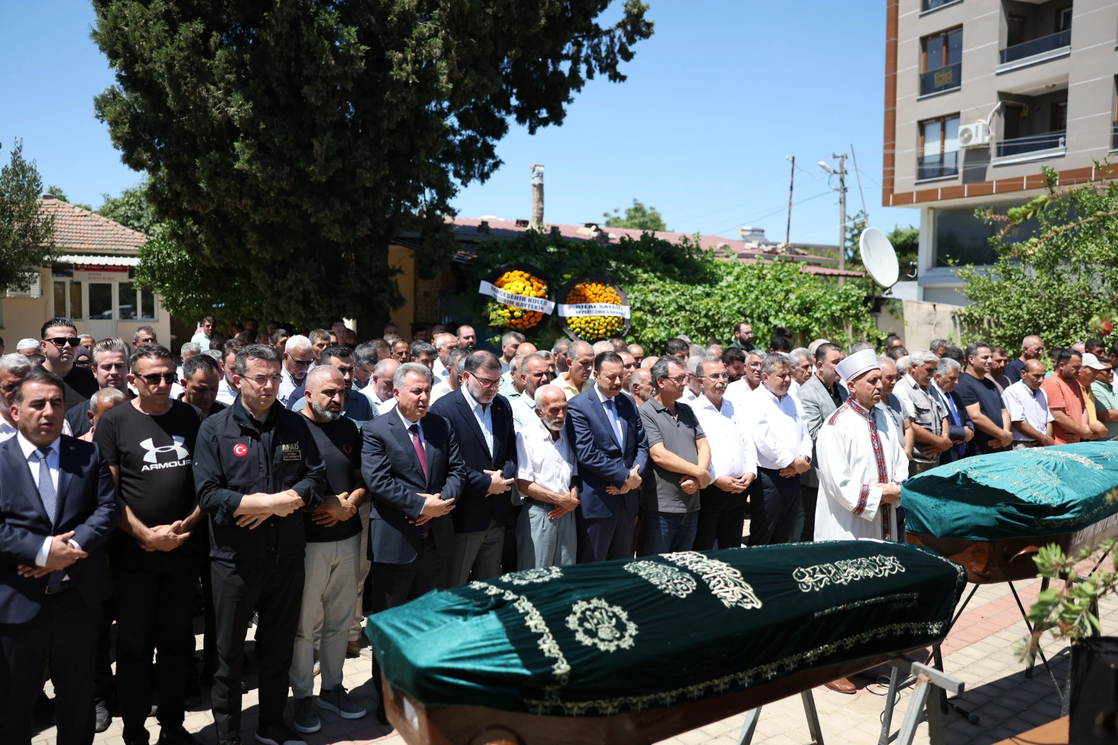 İzmir Valisi Elban, patlamada hayatını kaybedenlerin cenazesine katıldı