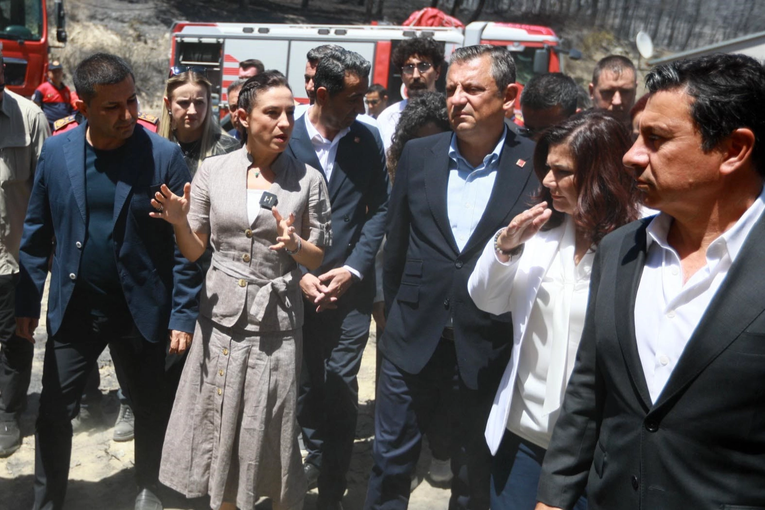 Özel, Selçuk'ta yangın alanında incelemede bulundu