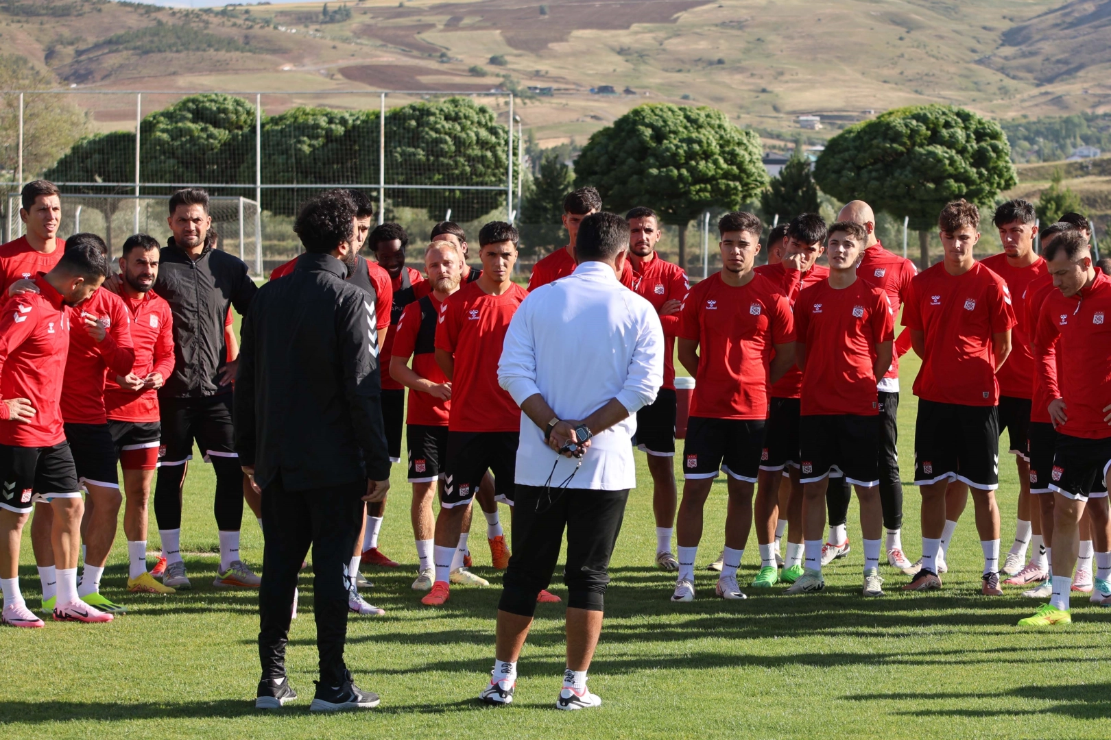 Bülent Uygun: 3-4 futbolcuyu daha kadromuza katacağız haberinin görseli
