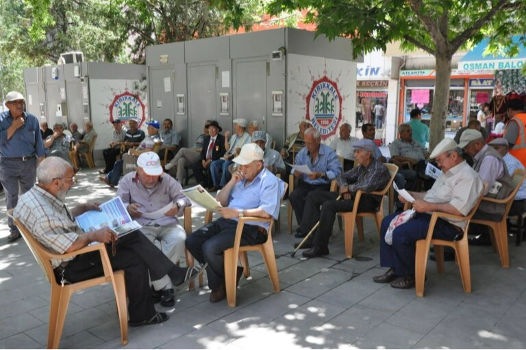 Emeklilerden alanları doldurmak için çağrı… Haydi! Perşembe günü Cumhuriyet Meydanına haberinin görseli