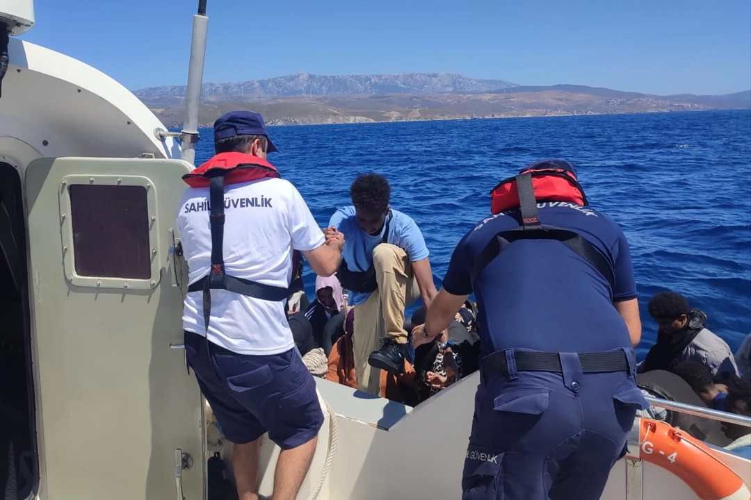 Karaburun açıklarında 39 düzensiz göçmen kurtarıldı haberinin görseli