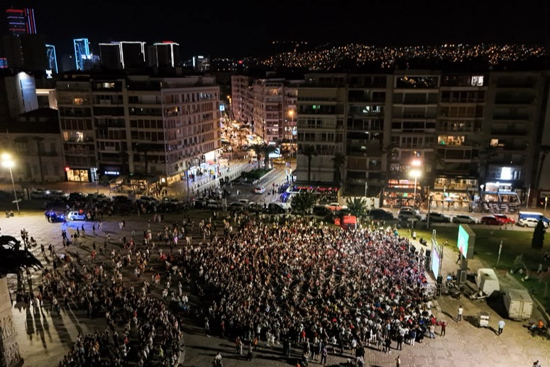 Türkiye Avusturya maçı, İzmir'de dev ekrandan izlendi haberinin görseli