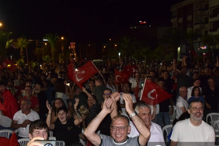 İzmir'de A Milli Futbol Takımı'nın galibiyeti coşkuyla kutlandı haberinin görseli