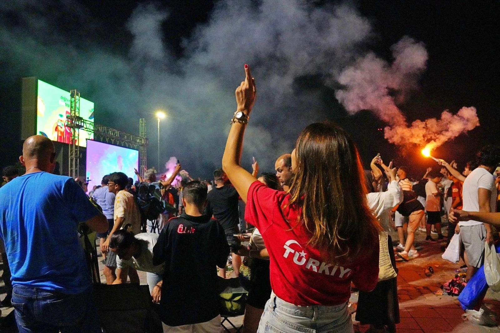 İzmir'in meydanlarında çeyrek final coşkusu yaşandı haberinin görseli