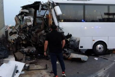 Turistleri taşıyan tur minibüsü direğe girdi: 2’si ağır 15 yaralı haberinin görseli