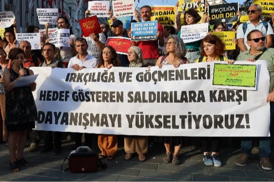 Irkçılığa karşı dayanışma çağrısı: Göçmenlere yönelik nefret saldırıları protesto ediliyor