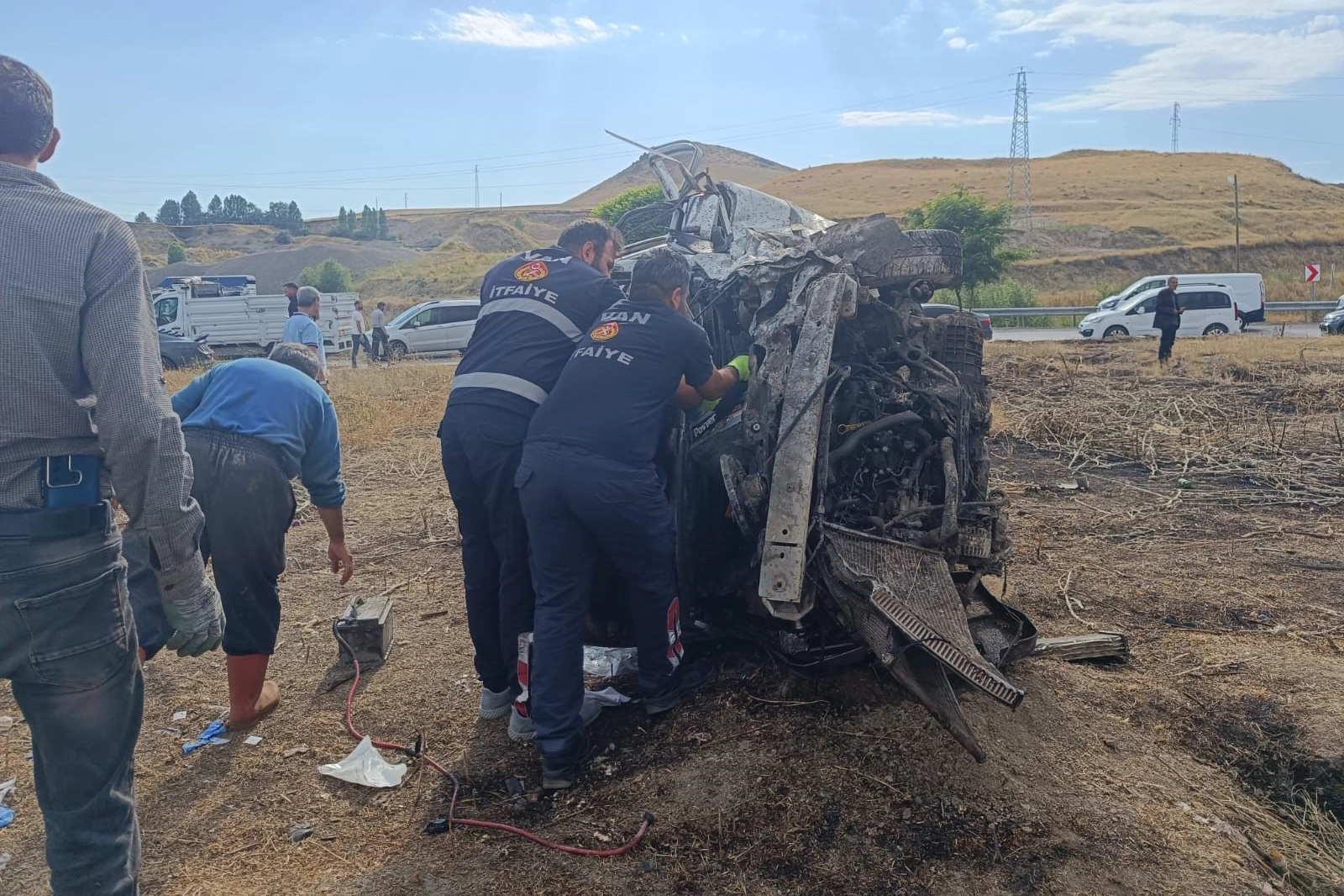 Van'da feci kaza: 2 kamyonet çarpıştı! 4'ü ağır 6 yaralı